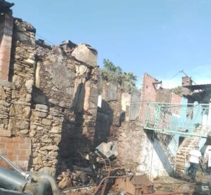 Aydın’da çıkan yangın 2 evi kullanılamaz hale getirdi