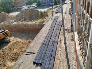 Aydın’ın İncirliova İlçesinde bir müteahhit temelini kazdığı inşaatın demirlerini yola