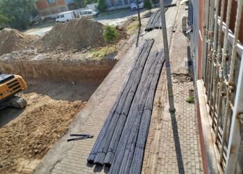 İncirliova’da müteahhit demirlerle yolu kapattı