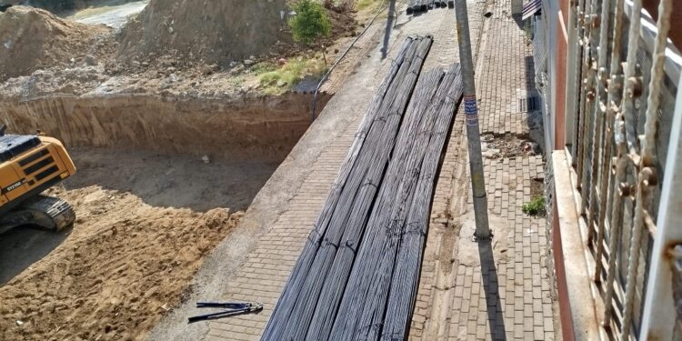 İncirliova’da müteahhit demirlerle yolu kapattı