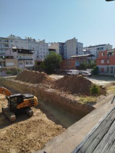 İncirliova’da müteahhit demirlerle yolu kapattı