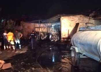 İncirliova’da 2 traktör yanarak küle döndü