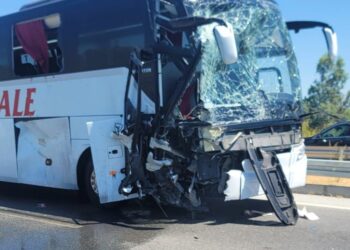 Yolcu otobüsü iş makinesine çarptı yaralılar var