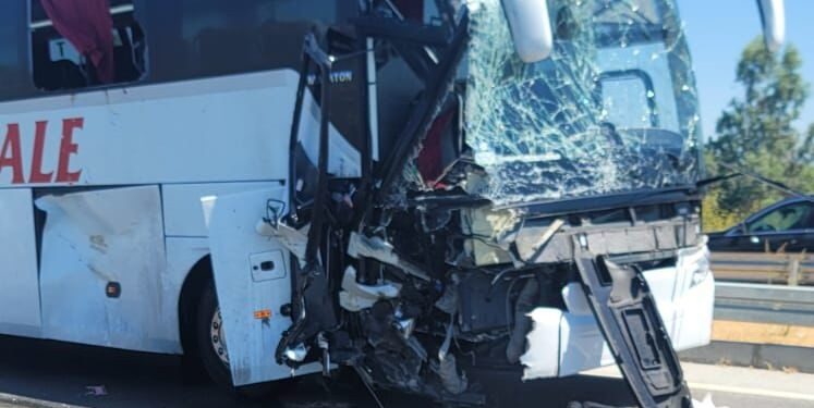 Yolcu otobüsü iş makinesine çarptı yaralılar var