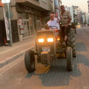 Başkan sokakları bu kez traktörle gezdi