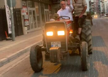 Başkan sokakları bu kez traktörle gezdi