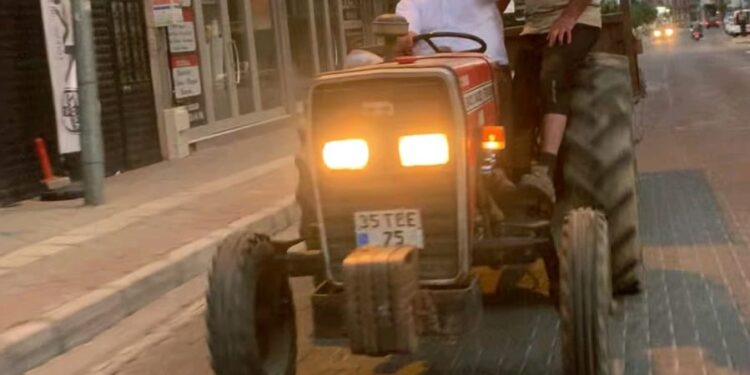 Başkan sokakları bu kez traktörle gezdi