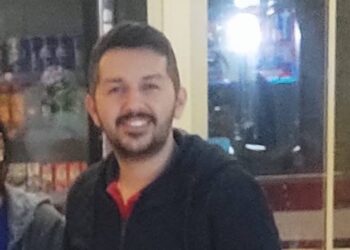 Devrilen traktörün altında kaldı