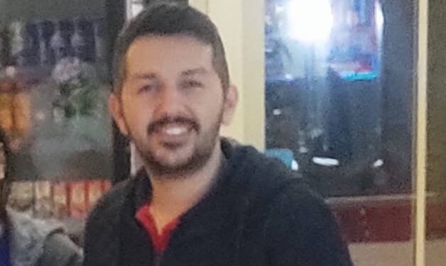 Devrilen traktörün altında kaldı