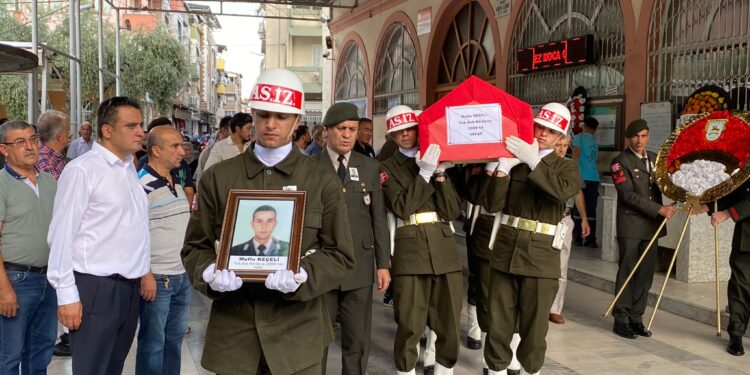 Kalp krizi sonucu hayatını kaybeden astsubay toprağa verildi