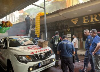 Perde dükkanındaki yangın büyümeden söndürüldü
