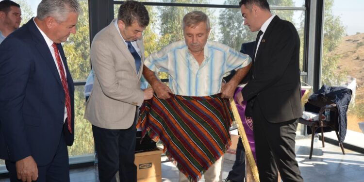 Koçarlı'da 50 yıllık marangoz yılın ahisi oldu