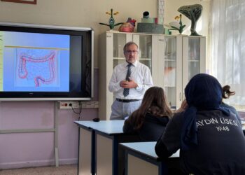 Akademisyenler, tarihi Aydın Lisesi’nde ders veriyor