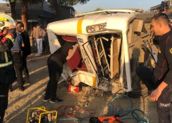 Germencik’te işçi minibüsü ile tanker çarpıştı: 11 yaralı