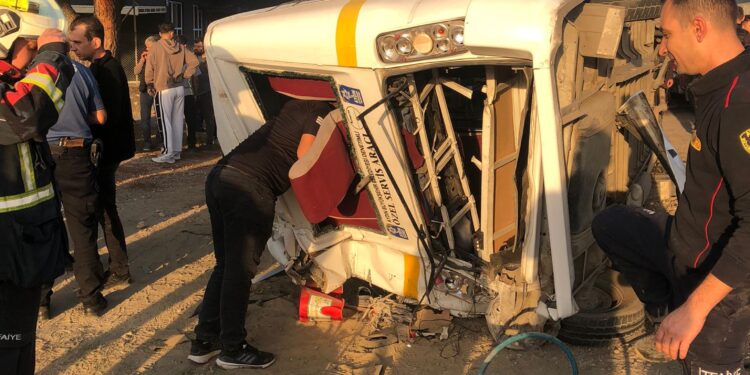 Germencik’te işçi minibüsü ile tanker çarpıştı: 11 yaralı