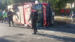 Aydın’ın Efeler ilçesinde yangına gitmekte olan itfaiye aracı ile otomobil