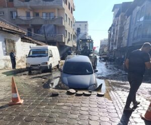 İncirliova otomobil patlayan içme suyu çukuruna düştü