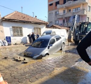 Aydın’ın İncirliova İlçesinde ASKİ’ye ait içme suyu boruları patladı. Borulardan