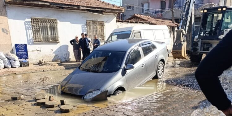 İncirliova otomobil patlayan içme suyu çukuruna düştü