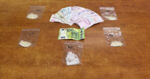 Aydın’ın İncirliova İlçesinde polis ekiplerinin yaptığı çalışmada durdurulan motosiklette uyuşturucu