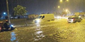 Aydın‘ın ilçelerinde etkili olan sağanak nedeniyle cadde ve sokaklar suyla dolarken, bazı