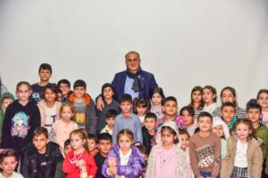 İncirliova Belediye Başkanı Aytekin Kaya Belediye’nin çocuklara özel sinema etkinliğine