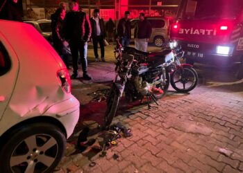 İncirliova’da 2 motosiklet otomobille çarpıştı: 3 yaralı