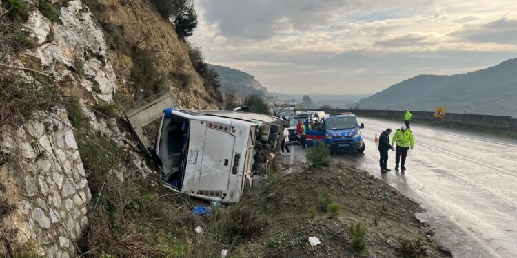 Aydın’da minibüs devrildi çok sayıda yarlı var