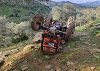 Devrilen traktörün altında kaldı