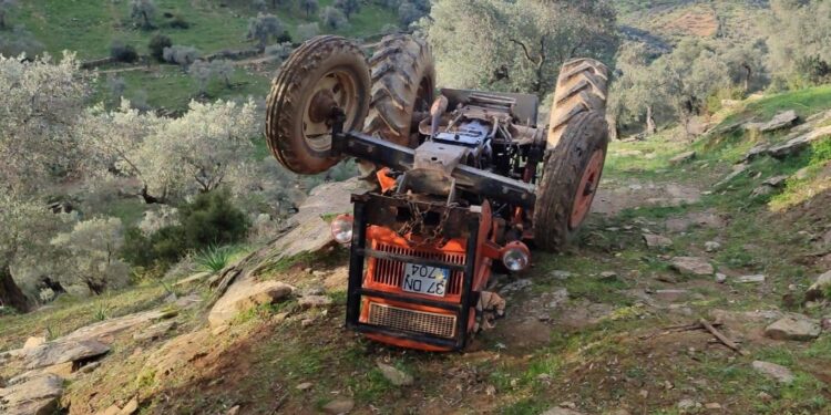 Devrilen traktörün altında kaldı