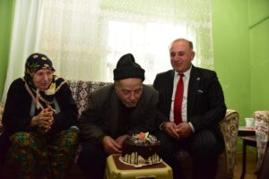 İncirliova Belediye Başkanı Aytekin Kaya, ilçenin asırlık çınarı 1925 doğumlu