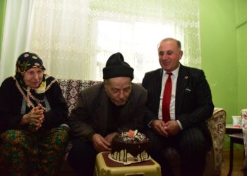 100 yaşındaki Ahmet dedeye doğum günü sürprizi