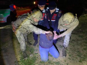 Aydın’ın Bozdoğan ilçesinde, kocasına ait otomobilin yanında tabancayla vurulmuş halde