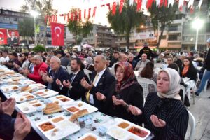 İncirliova Belediyesi tarafından Kadir Gecesi‘nde düzenlenen iftar programına binlerce vatandaş