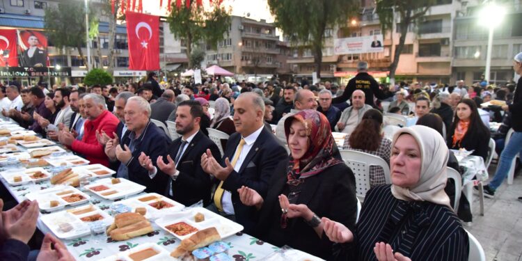 İncirliovalılar Kadir Gecesi iftarında buluştu