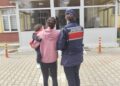 Aydın’ın Kuşadası ilçesinde hakkında 20 yıl 3 ay hapis cezası bulunan G.K., (40) jandarma ekiplerince yakalanarak kucağındaki çocuğuyla birlikte cezaevine gönderildi.