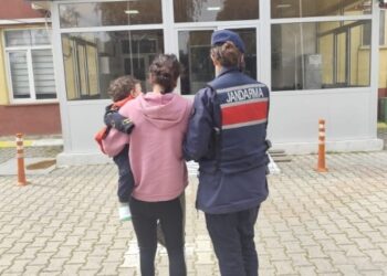 Aydın’ın Kuşadası ilçesinde hakkında 20 yıl 3 ay hapis cezası bulunan G.K., (40) jandarma ekiplerince yakalanarak kucağındaki çocuğuyla birlikte cezaevine gönderildi.