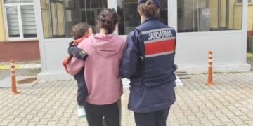 Aydın’ın Kuşadası ilçesinde hakkında 20 yıl 3 ay hapis cezası bulunan G.K., (40) jandarma ekiplerince yakalanarak kucağındaki çocuğuyla birlikte cezaevine gönderildi.