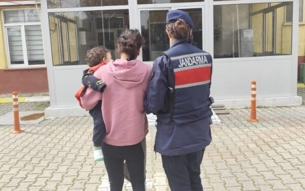 Aydın’ın Kuşadası ilçesinde hakkında 20 yıl 3 ay hapis cezası bulunan G.K., (40) jandarma ekiplerince yakalanarak kucağındaki çocuğuyla birlikte cezaevine gönderildi.
