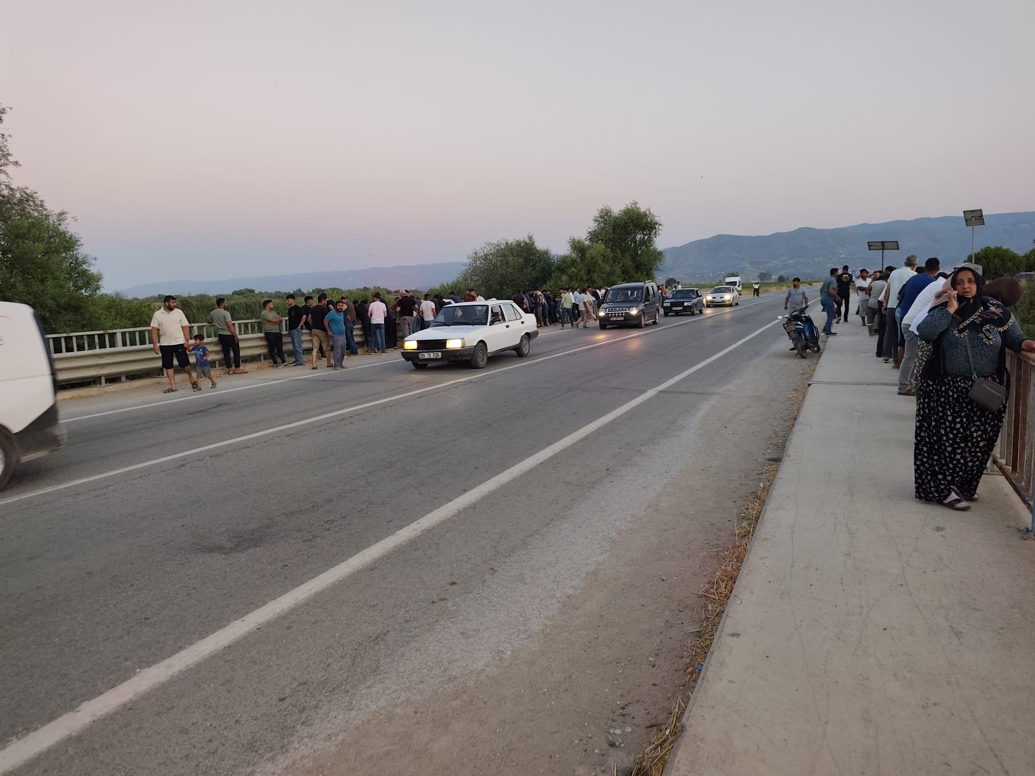 Aydın’ın İncirliova ilçesinde Büyük Menderes Nehri’ne giren iki çocuğun kaybolduğu