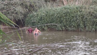 Aydın'ın İncirliova ilçesinde Büyük Menderes Nehri'nde serinlemek için suya giren