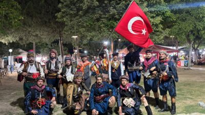 İncirliova Kültür Parkı'nda düzenlenen Yörük Toyu'nda sahne alan İncirliova Efeleri