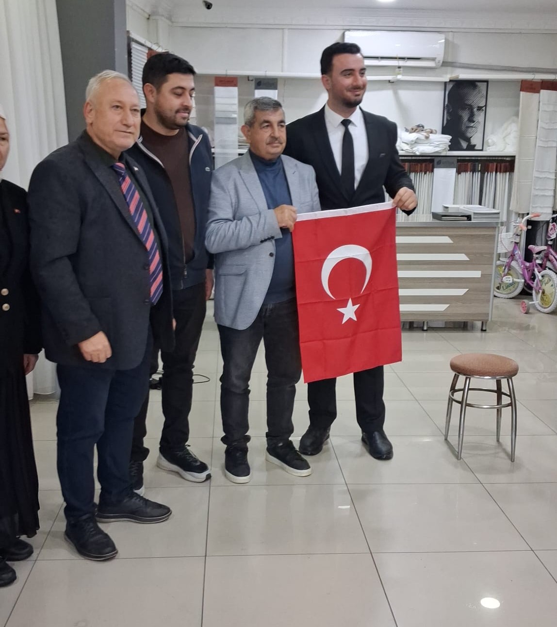 AK Parti İncirliova’dan esnafa Türk bayrağı AK Parti İncirliova’dan esnafa Türk bayrağı