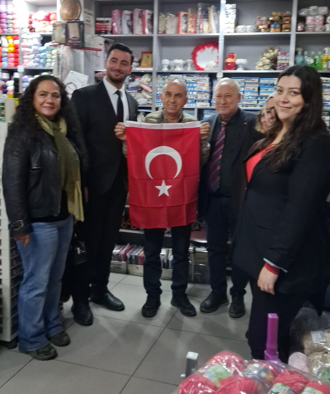 AK Parti İncirliova’dan esnafa Türk bayrağı AK Parti İncirliova’dan esnafa Türk bayrağı