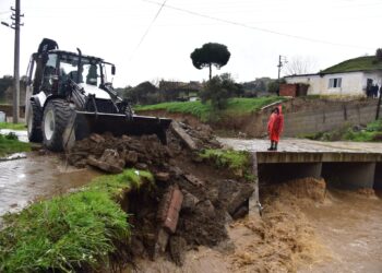 Yağmur vurdu, Belediye anında sahaya indi (1)