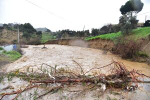 Yağmur vurdu, Belediye anında sahaya indi (2)