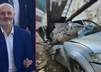 Yamaçtan kopan kaya parçası üzerlerine düştü