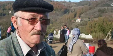 Yaşlı çift devrilen tarım aracının altında kaldı