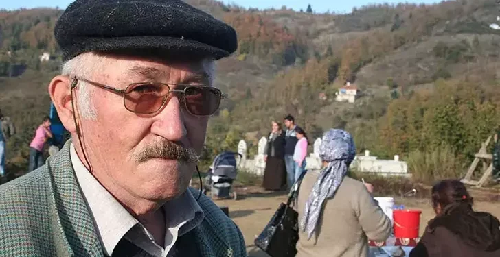 Yaşlı çift devrilen tarım aracının altında kaldı