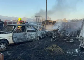 Yediemin deposunda yangın 35 araç küle döndü (2)